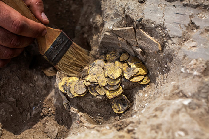 以色列中部城市亚夫内考古遗址挖出425枚伊斯兰帝国阿拔斯王朝24K金币