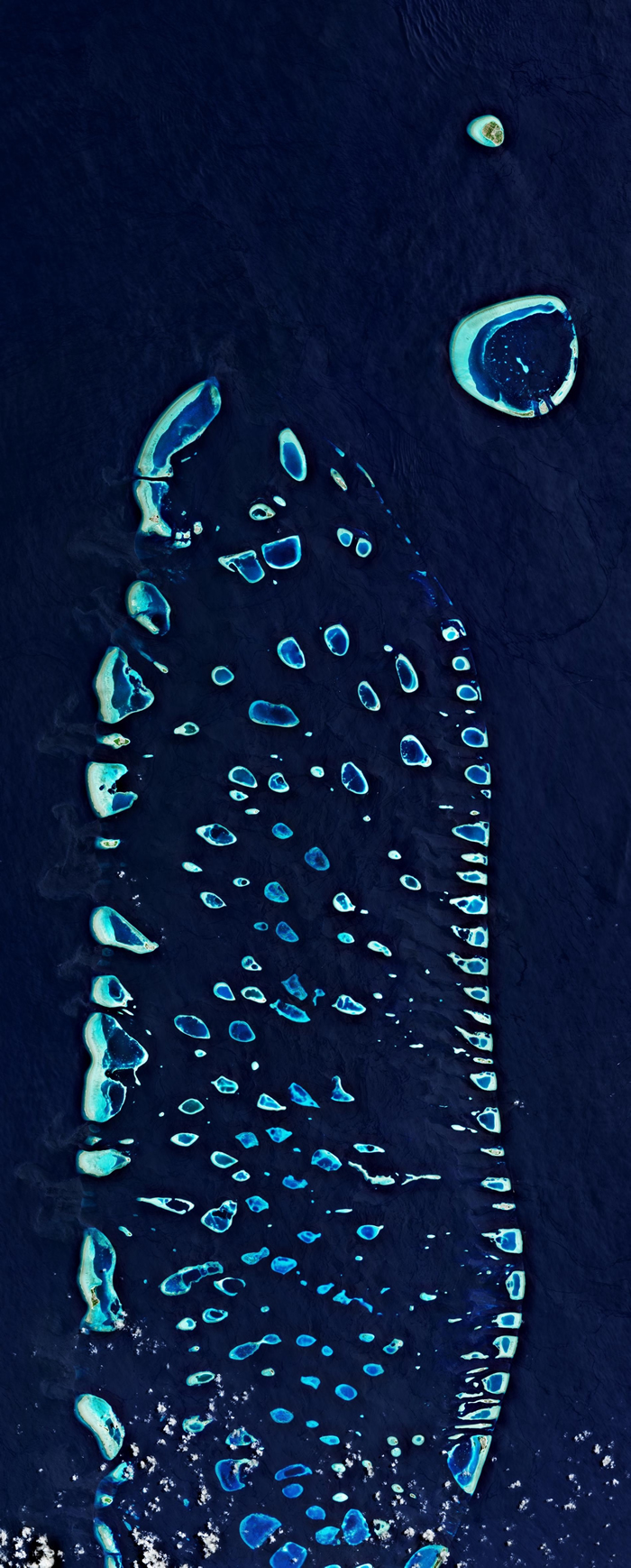 马尔代夫由1192座小岛组成，照片为从上空俯瞰部分地区的景象。 这个小小岛国的滩沙与离岸水域中也有全世界最高浓度的微塑料。 PHOTOGRAPH COURTES