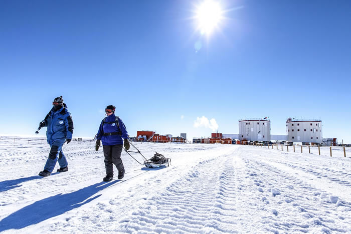 从南极洲钻取的冰芯记录了二氧化碳进入大气长达一个世纪的波动