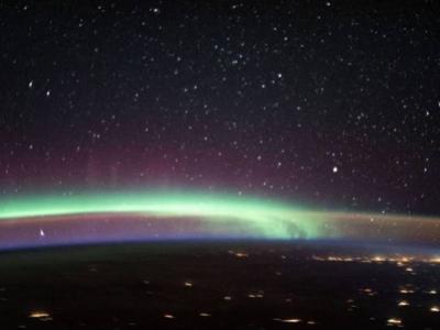 国际空间站宇航员拍到地球上空灯光、极光与气辉交织