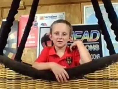 美国乔治亚州8岁男童JT Head独自驾乘热气球飞越索蒂谷刷新世界纪录
