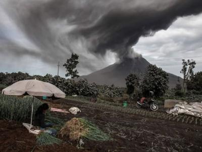 印尼北苏门答腊锡纳朋火山再爆发 火山灰喷上1000米高空
