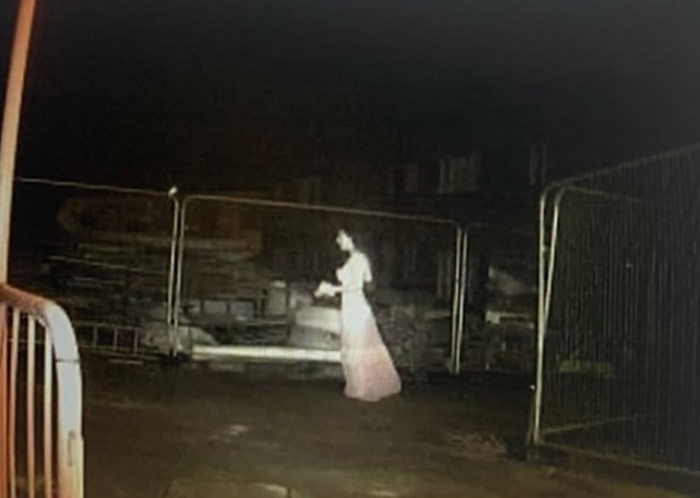 英国伯明翰工地监控拍到穿着诡异的“鬼新娘”行走的恐怖画面