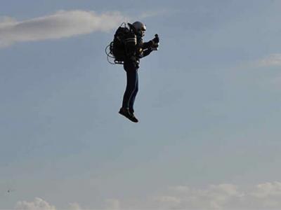 美国航空公司飞行员称在洛杉矶机场降落时在914米高度看见背喷气背包男子从旁飞过