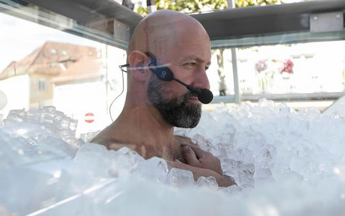 奥地利男子约瑟夫·克奥别尔全身浸在装满冰的玻璃柜长达2个半小时 刷新世界纪录