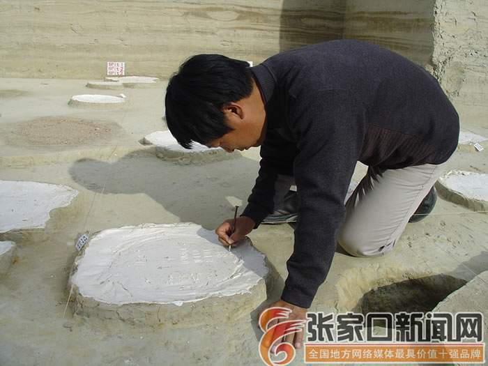 成胜泉在马圈沟遗址第二文化层动物足迹石膏内模上标注坐标