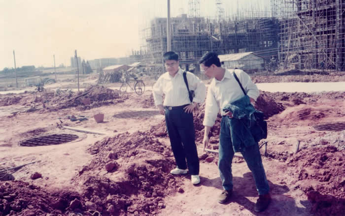 广东省文物考古研究所原副所长、研究员邱立诚（右）在出土工地考察。
