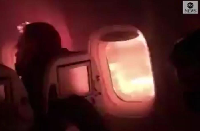 载有212名乘客的美军包机引擎故障 乘客拍下窗外冒出熊熊火光的恐怖画面