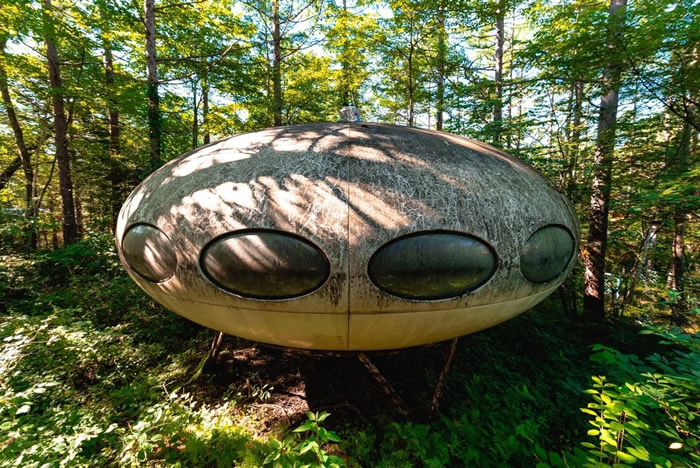 日本深山丛林内出现废弃UFO？芬兰设计师Matti Suuronen所创作“FUTURO”