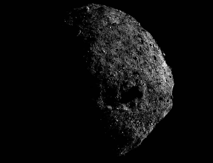 小行星Bennu为何将自己表面的碎片抛向太空？