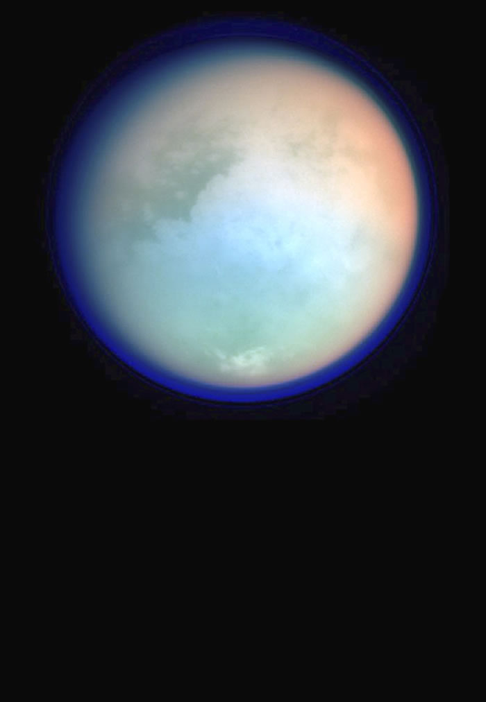 土卫六厚密大气层(图中深蓝色部分)在土卫六表面上空延伸数百公里，该图是是“卡西尼号”探测器拍摄的伪色彩图像。