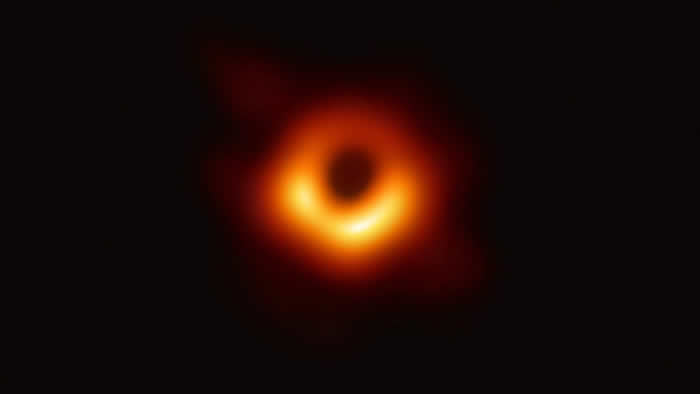 M87星系中心的超大质量黑洞会“晃动”