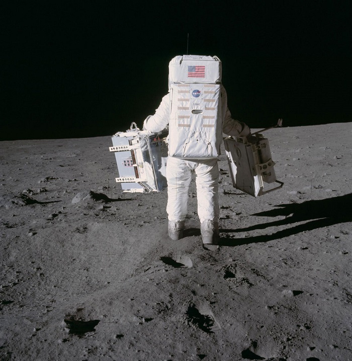 阿波罗11号宇航员Buzz Aldrin在月面上提着EASEP科学实验装置（来自：NASA）