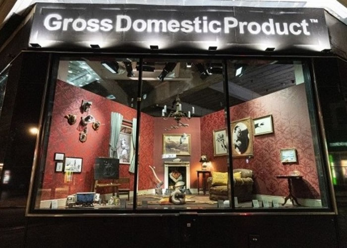 Banksy的店铺出售包括《抛花者》在内的艺术品。