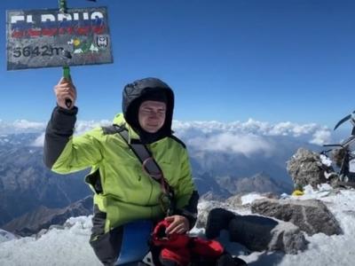 意外失去双腿的男子Rustam Nabiev独力征服俄罗斯最高峰厄尔布鲁士山