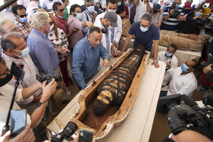 埃及考古学家在开罗附近的萨卡拉地区发现59具2700年前带有木乃伊的木棺