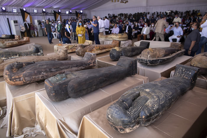 埃及考古学家在开罗附近的萨卡拉地区发现59具2700年前带有木乃伊的木棺
