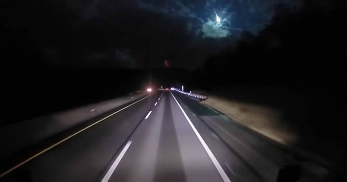 美国的行车记录仪拍摄到夜空中神秘闪光 可能是一颗火流星