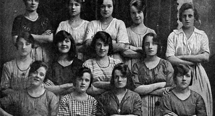灵异：1900年贝尔法斯特市亚麻厂黑白老照片上一名女工的肩膀上有只突兀的手