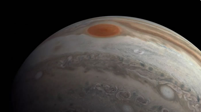 美国宇航局（NASA）发布朱诺号航天器以时速13万英里速度近距离飞掠木星视频