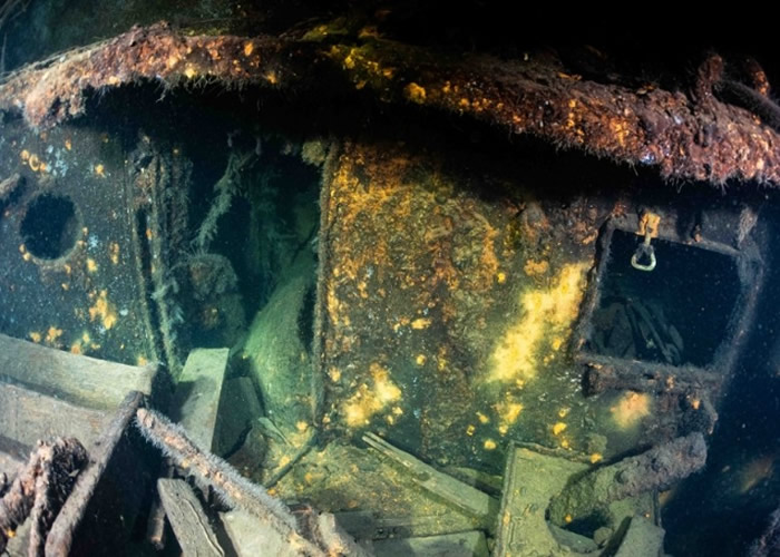 沉船内藏有金色的不明物件，或有可能是琥珀宫的残骸。