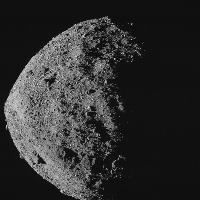 比帝国大厦更高也更宽的近地小行星贝努（Bennu），是未来150年内最有可能撞击地球的已知小行星。自2018年底，欧西里斯号探测器就绕行着这颗小行星进行详细调查