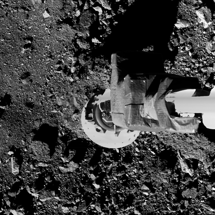 在一次测试中，欧西里斯号探测器的采样臂降落在靠近贝努表面之处。 「一触即走」的采样目标是钻探并收集至少数10克至2公斤的样本。 PHOTOGRAPH BY NA