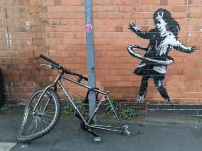 英国诺丁汉雷德福美容院外墙出现一幅疑出自神秘涂鸦艺术家Banksy之手的画作