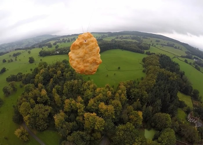 英国一间连锁超级市场庆祝开业50周年 将一块炸鸡块送上太空