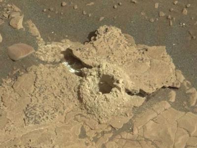 NASA“好奇号”漫游车的钻头意外钻裂了火星岩石