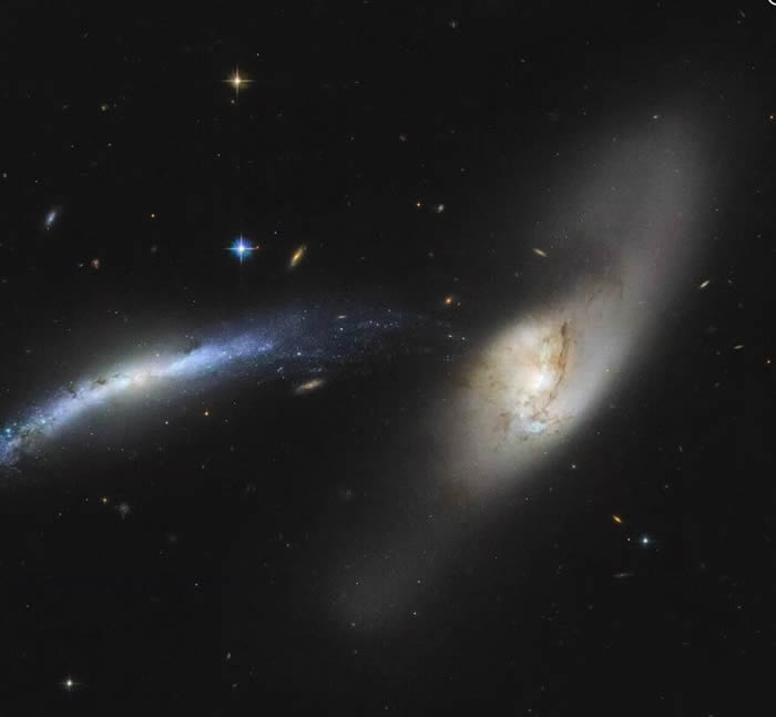 哈勃太空望远镜捕捉到两个星系（NGC 2799和NGC 2798）正在合并产生的壮观“水龙卷”