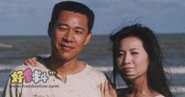 张丰毅现在的妻子是谁 对小了十四岁的她只有哄的份