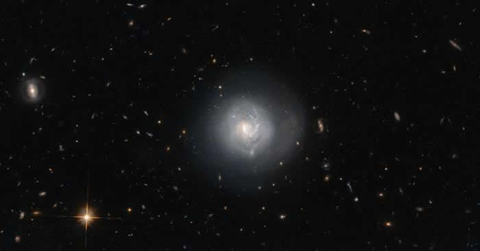 这个星系被称为Mrk 820，是一个透镜状星系。Mrk 820周围有许多其他类型的星系，从椭圆星系到旋涡星系等等。