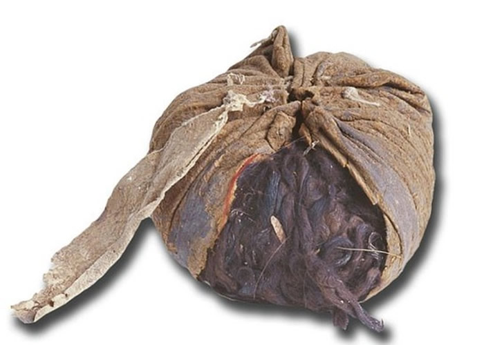 发现的皮球以羊皮裹满皮革条缝合而成。