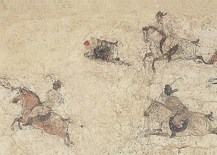 壁画绘画了男子骑马挥动棍棒，似在打马球。