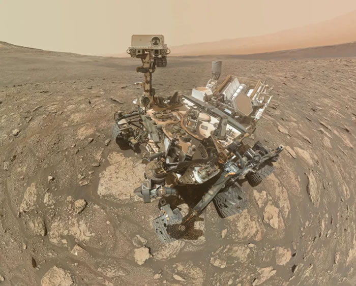 NASA公布火星上的好奇号最新自拍照：“骄傲地摆出”钻洞的姿势