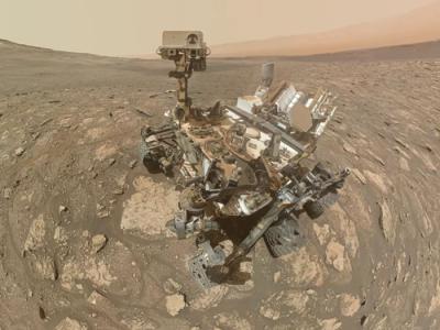 NASA公布火星上的好奇号最新自拍照：“骄傲地摆出”钻洞的姿势