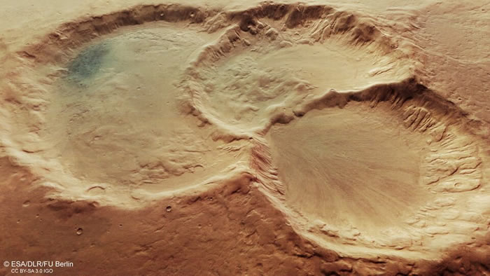 欧空局火星快车号航天器在火星表面发现三个罕见的重叠陨石坑