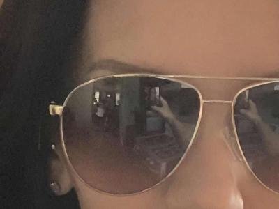灵异：美国麻省女子在家中戴上太阳眼镜自拍时 镜面反映竟惊现2个诡异身影