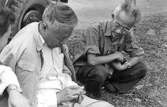 1977年，苏秉琦（左）在河姆渡遗址“摸陶片”