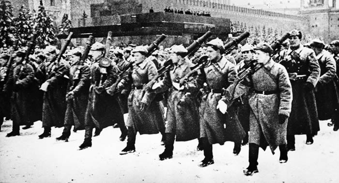 俄罗斯国防部官网发布1941年11月7日红场阅兵档案文件