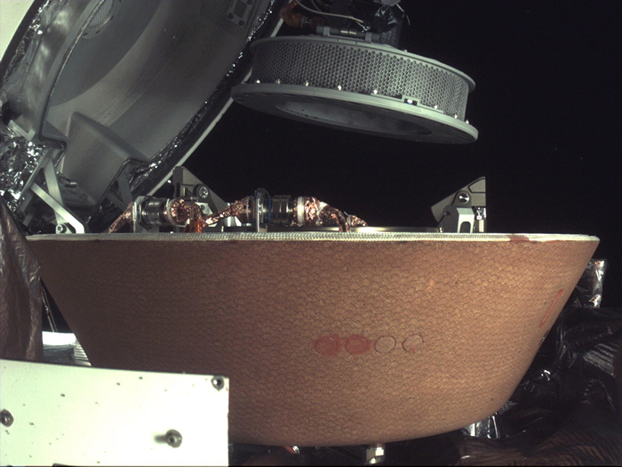来自欧西里斯号的这些影像显示，一触即走样本采集装置的机械臂将装满小行星样本的收集器放入样品返回舱中。 PHOTOGRAPHS BY NASA/GODDARD/U