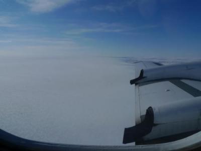 《地球与行星科学通讯》杂志：NASA“冰桥行动”发现格陵兰岛冰层之下有一个巨大湖床