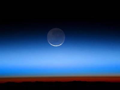 NASA将“地球反照(Earthshine)”描述为“奇异美丽的光辉”