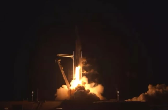 SpaceX“猎鹰9”号运载火箭携载有4名宇航员的“龙”飞船从佛罗里达发射升空
