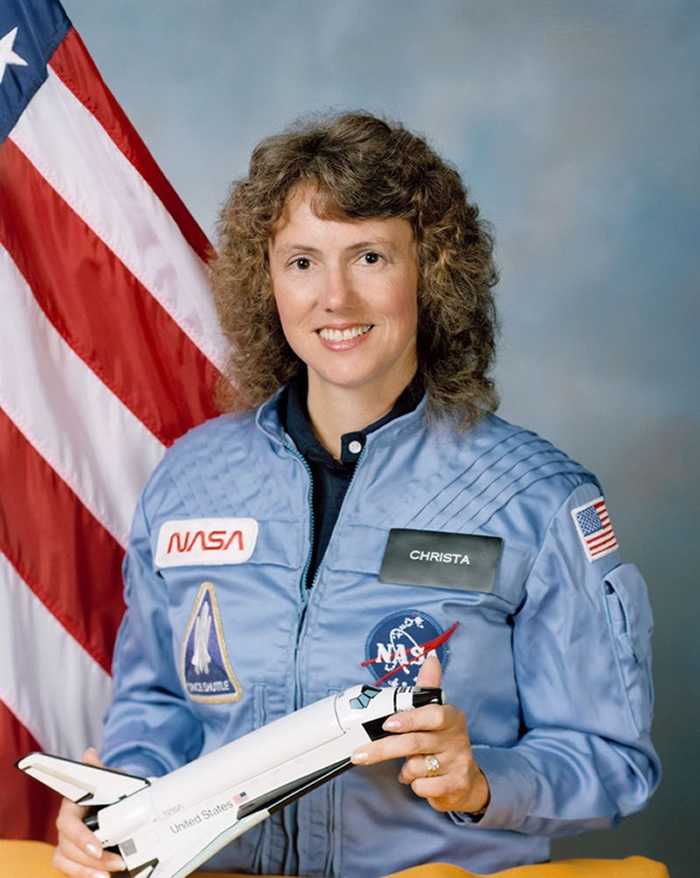 图为教师克里斯塔·麦考利夫，她是STS-51L任务的成员之一。1986年挑战者号航天飞机在发射升空后不久爆炸，机上全体成员不幸罹难。