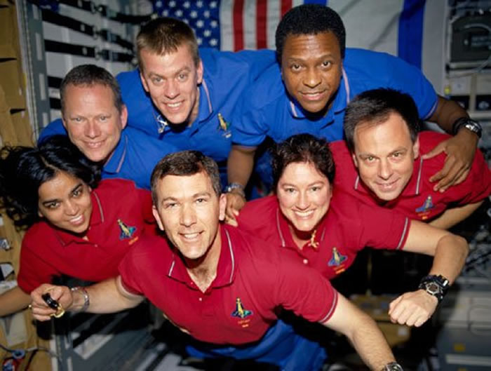 STS-107任务的全体成员。2003年发射前，他们搭乘哥伦比亚号航天飞机的任务已经推迟了18次。但是，在返回地球时，哥伦比亚号解体，机上人员无一幸存。