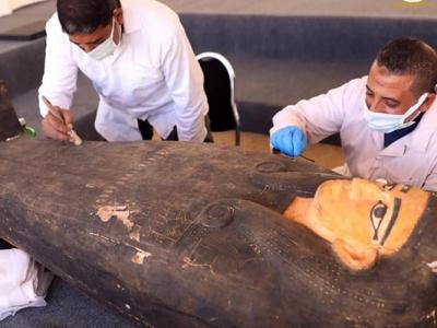 埃及吉萨省的塞加拉发现100具装有2500年前木乃伊的古代人形木棺