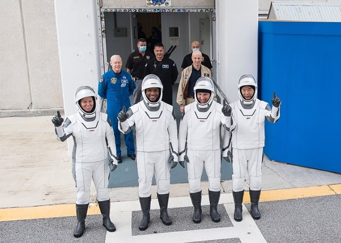 宇航员沃克（左一）、格洛弗（左二）、霍普金斯（右二）和野口聪一（右一）在起飞前合照。