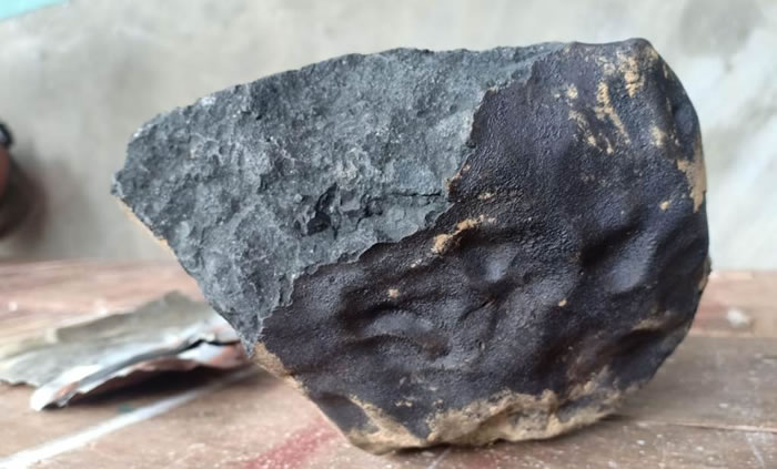 天降横财140万英镑！印尼制棺师在家中工作时45亿年历史陨石从天而降砸破屋顶